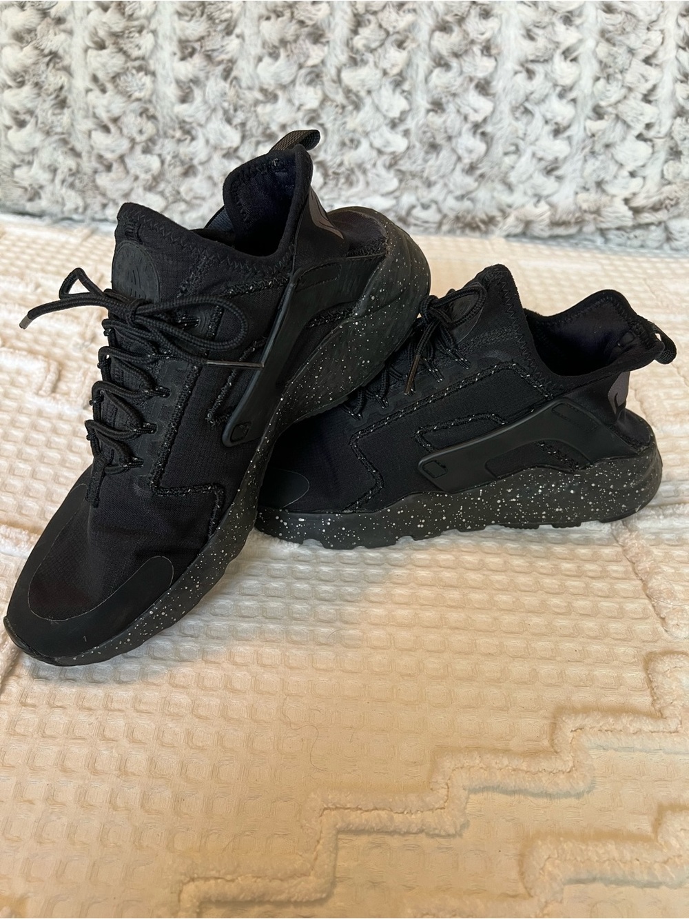 Nike Air Huarache All Black Speckled Sole Athletic Sneakers Women’s Size 8.5